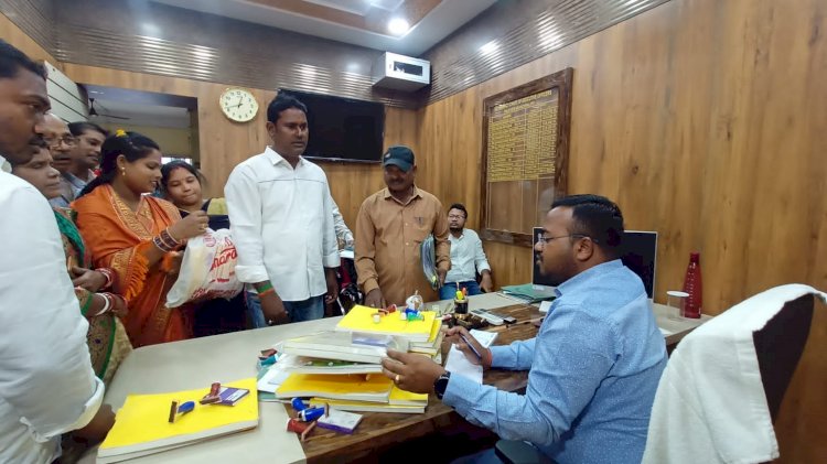 पार्षदो ने पैड़ और मोहर नगरपालिका अधिकारी को शौपे  
