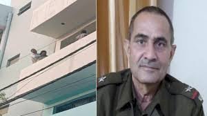 कायरों की भीड़ के सामने मरता जांबांज सिपाही 
