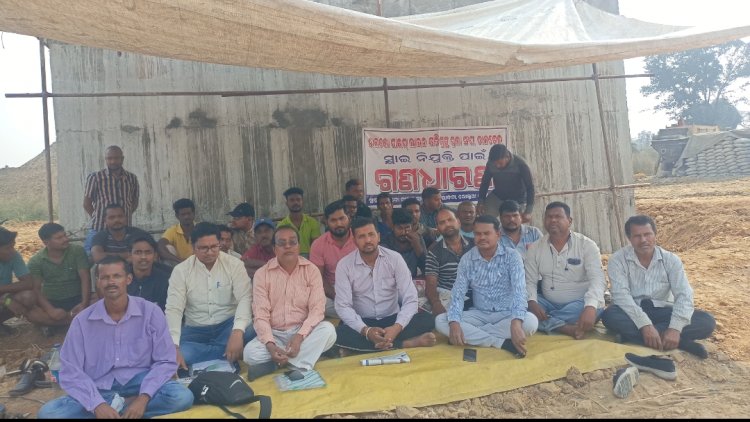 भूमि गवां चुके लोग हक के लिए धरने पर बैठे 
