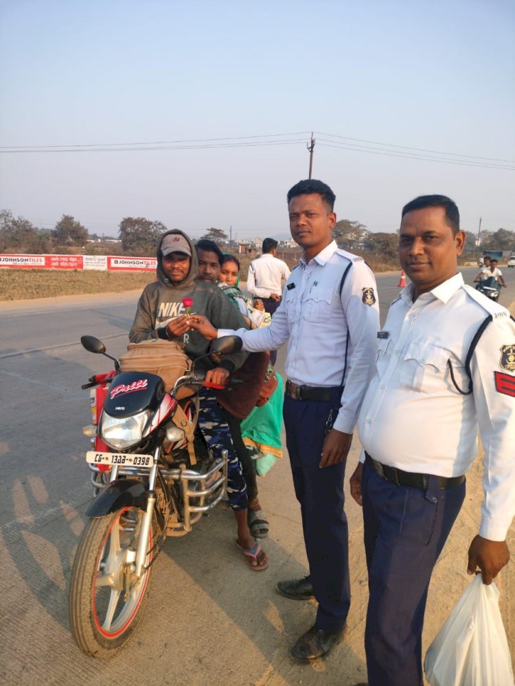 यातायात नियमों का उलंघन करने वालो को पुलिस ने फूल देकर समझाया 