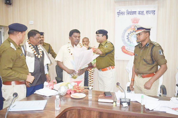 दो पुलिस कर्मियों को ससम्मान दी गई विदाई 