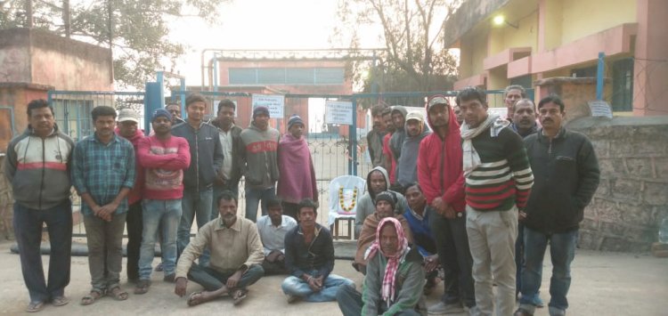 वादाखिलाफी से नाराज मजदूरों ने पंपहाउस में जड़ा ताला 