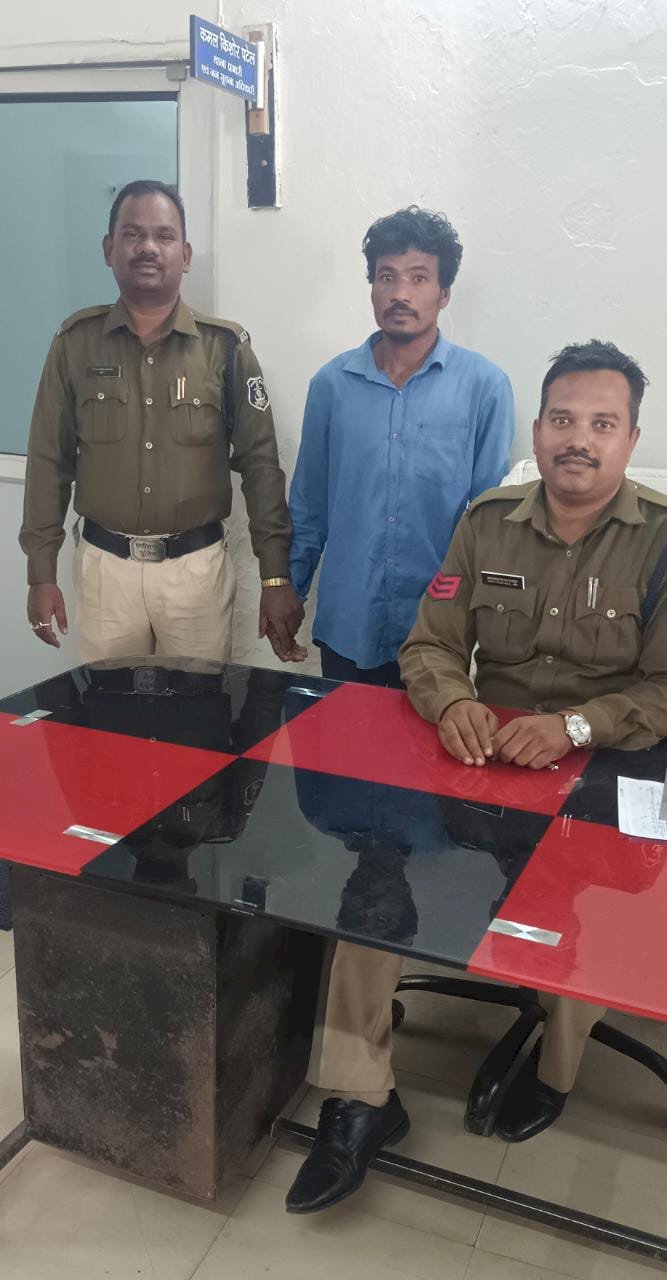 गुप्ती दिखाकर लोगों से झगड़ने वाला गिरफ्तार 