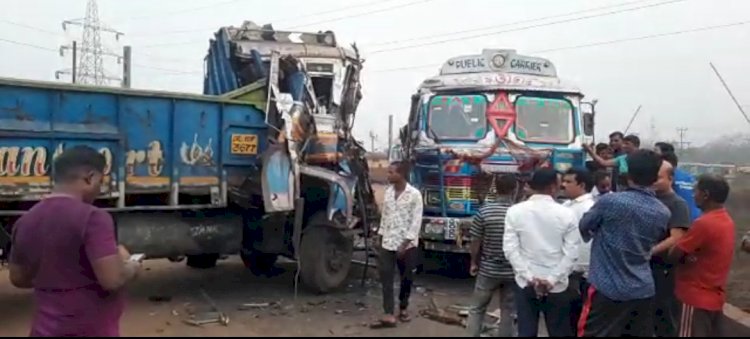 कोयला लदी दो ट्रक आपस में टकराए चालक की मौत एक की हालत गंभीर