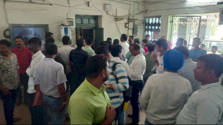 तहसील कार्यालय में अव्यवस्था से परेशान लोग