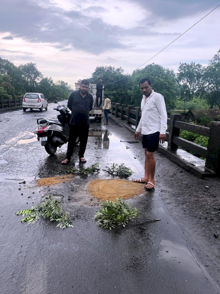 स्थानीय युवको ने किया राजमार्ग का मरम्मत 