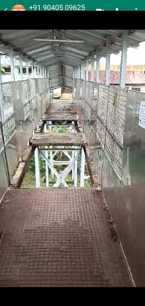 स्टेशन का ओवरब्रिज टूटने से लोगों को हो रही है असुविधा 