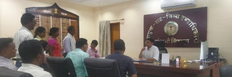 स्वर्गीय अमिता तिर्की के परिजनो ने जिला आयुक्त से की मुलाकात 