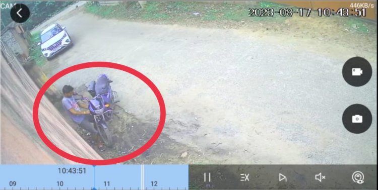दरवाजे के आगे से मोटरसाइकिल उडा़ ले गए चोर 