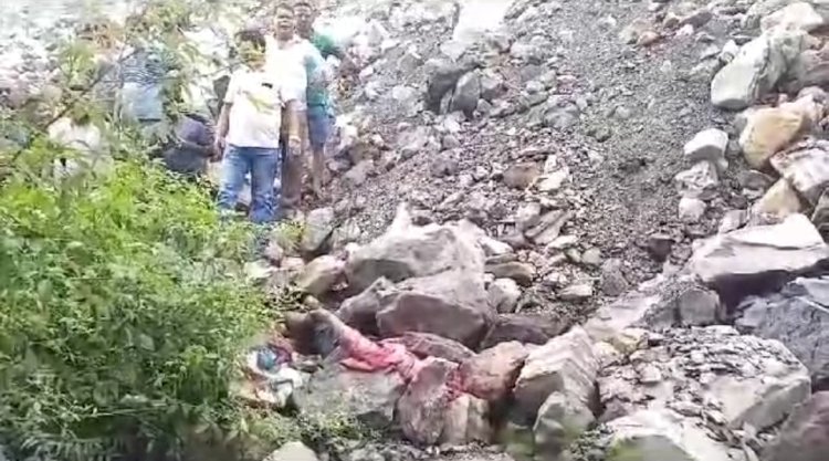 पत्थरों के नीचे दबा मिया शव 