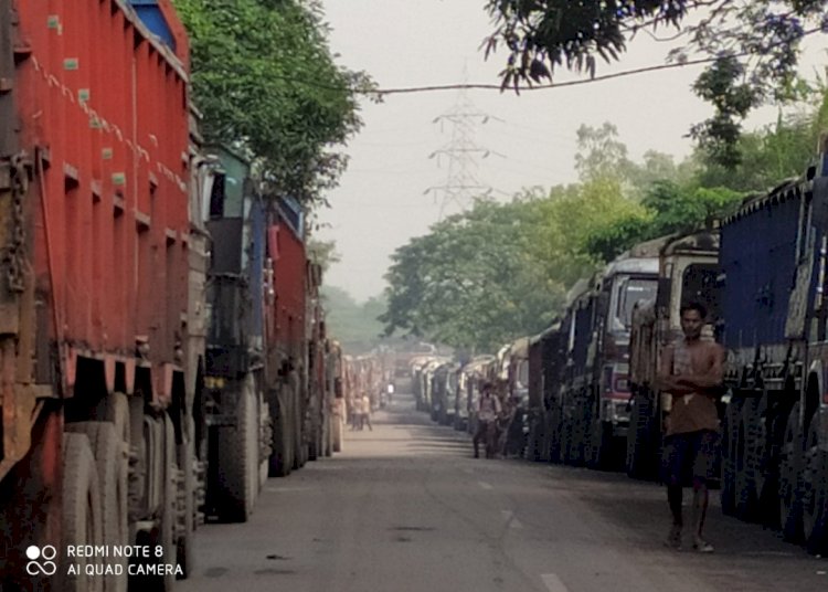 ट्रक पार्किंग स्थल में तब्दील होता राष्ट्रीय राजमार्ग 149