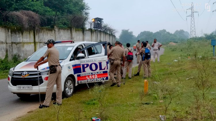 परित्यक्त सड़क के किनारे झाड़ियों के बीच मिला युवक का शव 