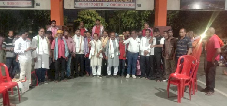 राष्ट्रीय कुली दिवस पर कांग्रेस की ओर से कुलियों का अभिनंदन किया गया 