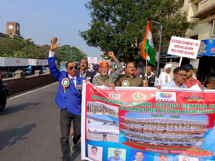 पेंशन बहाली एवं अन्य मागों को लेकर पूर्व अर्धसैनिकों का विरोध प्रदर्शन 