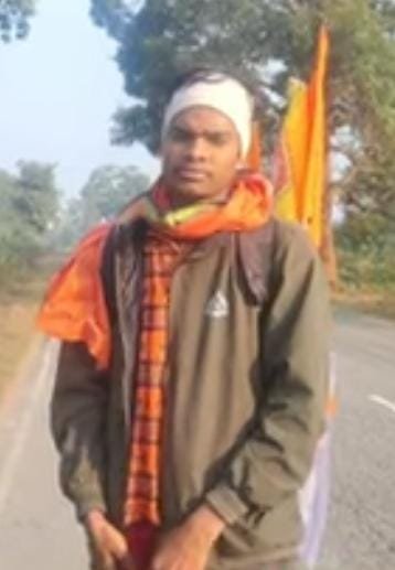 मनोहरपुर सेअयोध्या तक पदयात्रा में निकले विकी महतो