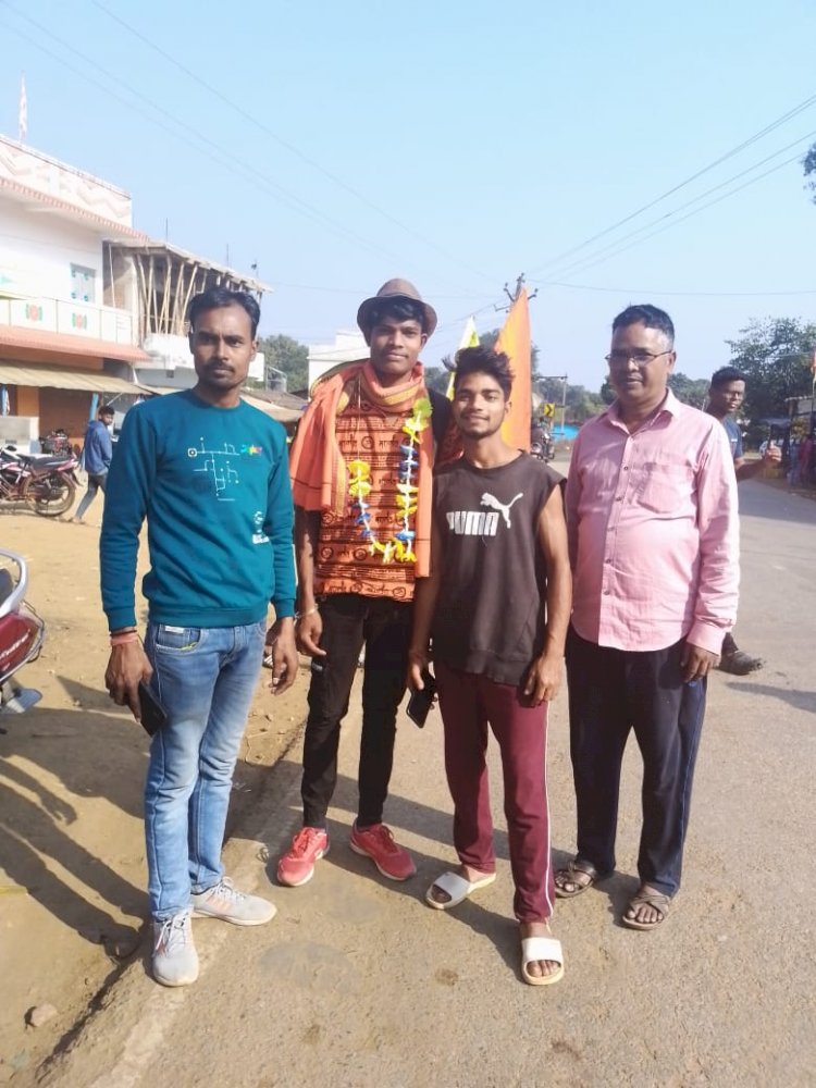 मनोहरपुर सेअयोध्या तक पदयात्रा में निकले विकी महतो
