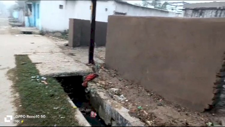 रेलवे की जमीन पर किसकी इजाजत से हो रहा है नीजी निर्माण कार्य 