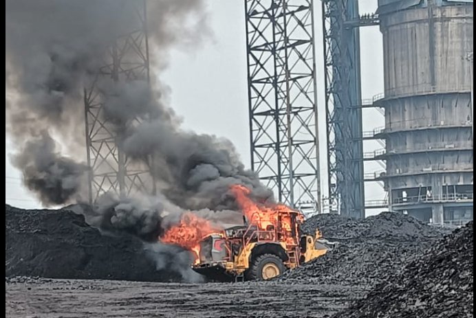 कोयला खान के बीच धू धू कर जलने लगा लोडर 
