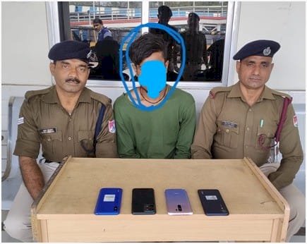 ट्रेन में मोबाइल टपाने वाले रंगे हाथों गिरफ्तार 
