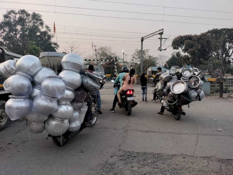 बाहरी मजदूर और व्यापारी बने चिंता का कारण 