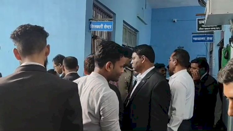 एसडीएम के बाबू पर भड़के वकील कार्यवाही की मांग पर अडे़ 