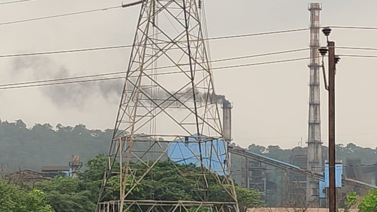 कारखाने से निकलता बिषैला धूआँ से परेशान ग्रामीण 