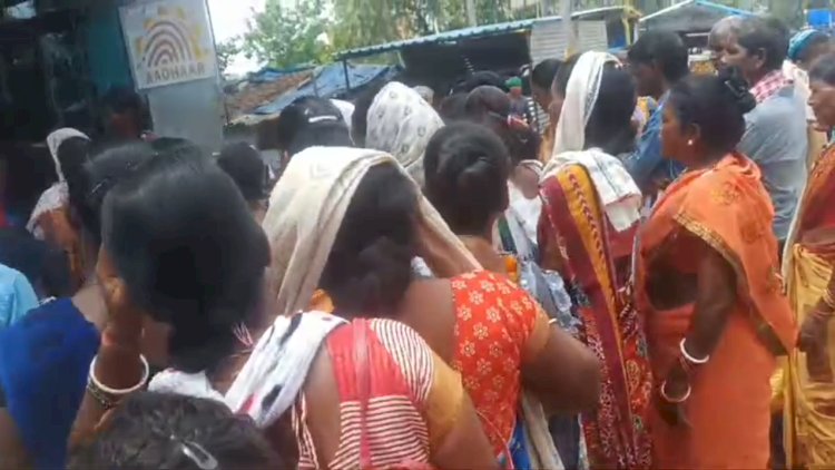 अवैद्य वसूली करने वाले ग्राहक सेवा केंद्र संचालकों पर कार्यवाही की मांग 