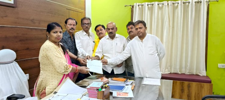 शहर की समस्याओं को लेकर नगरनिगम उपायुक्त को शौपा ज्ञापन