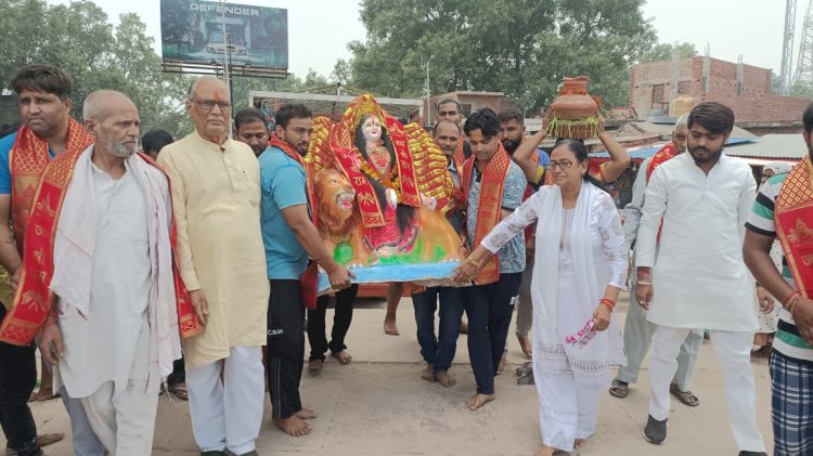 दिल्ली से विसर्जन के लिए अयोध्या पहुंची माता की प्रतिमा