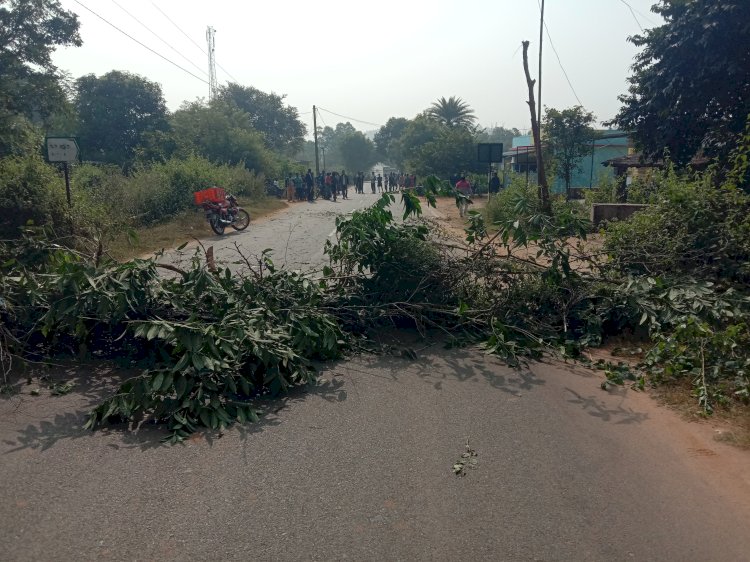 दुर्घटना को लेकर स्थानीय लोगों ने किया सड़क जाम 