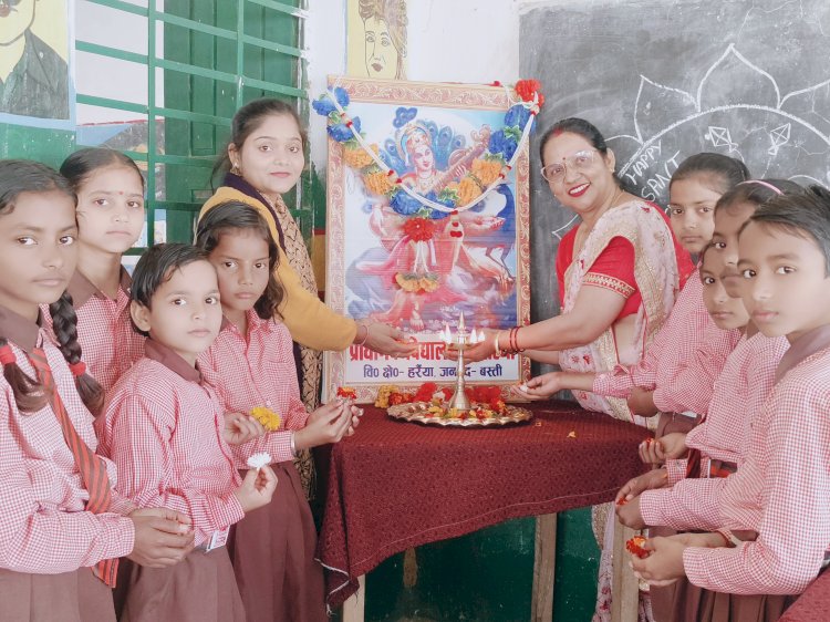 प्राथमिक विद्यालय चमरहिया में धूमधाम से संपन्न हुई सरस्वती पूजा 
