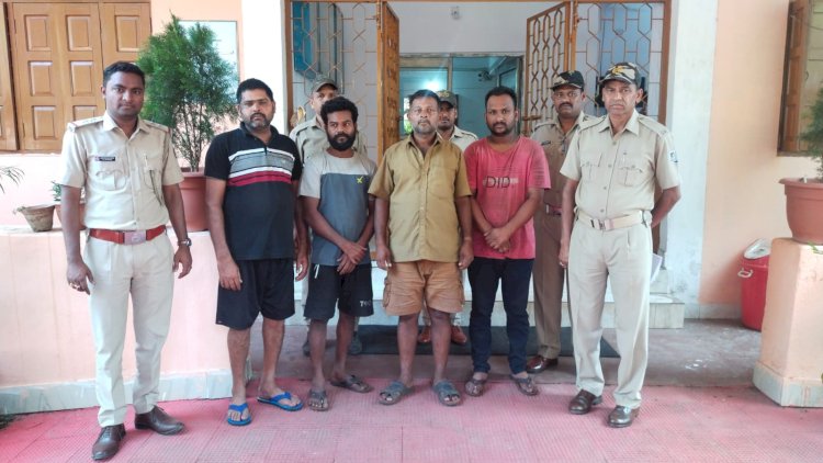 लौह अयस्क से भरे चार ट्रक जब्त एवं चार गिरफ्तार 