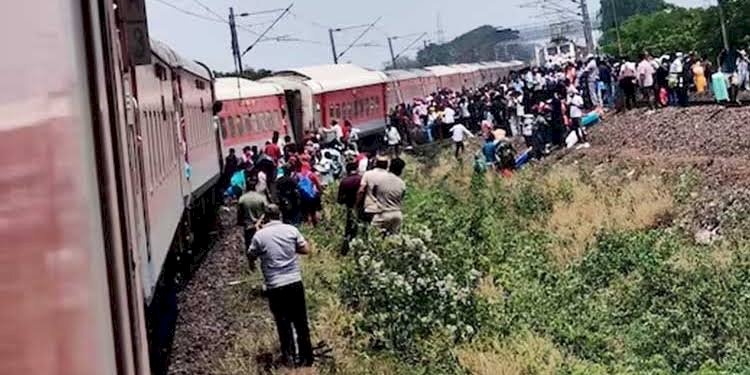 बेगलुरु कामाख्या एसी सुपरफास्ट एक्सप्रेस के ग्यारह डिब्बे बेपटरी 