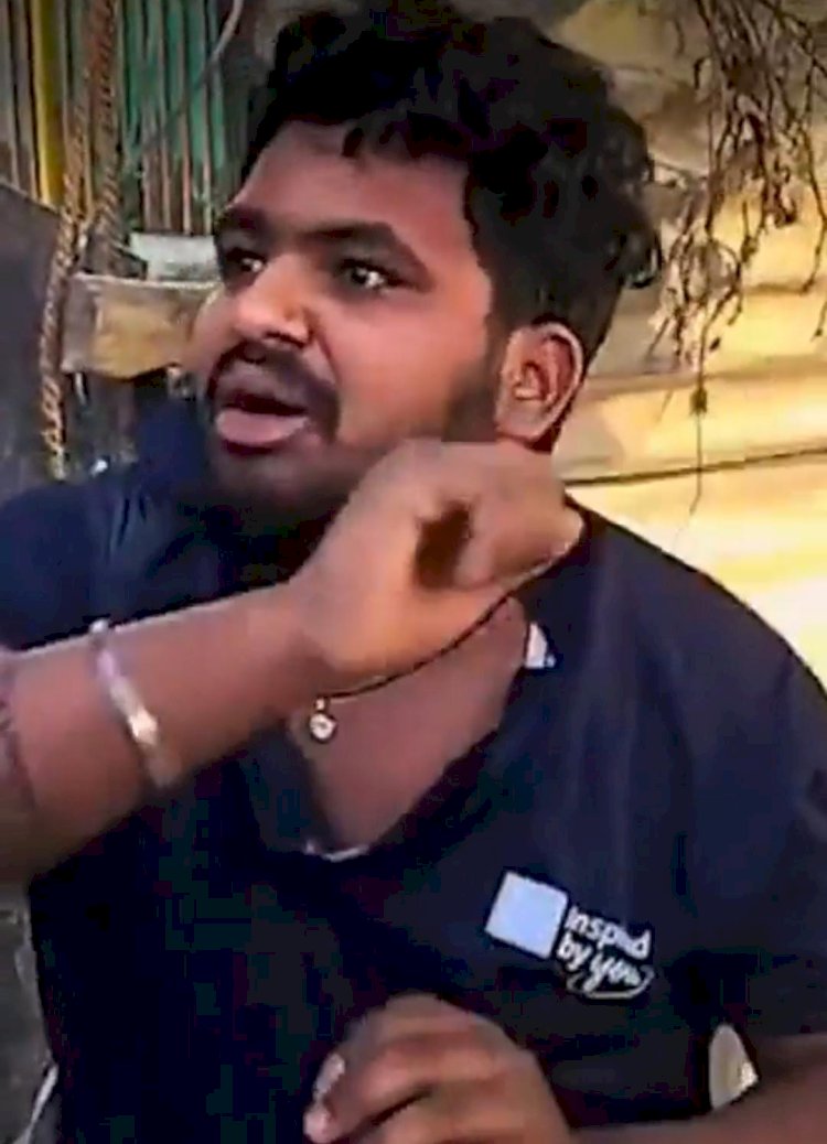 पुलिस के हवाले किया गया नहाते हुए महिलाओं की बिडीयों बनाने वाला युवक 