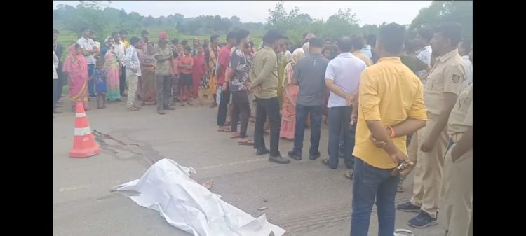 ट्रक ने स्कुटी को पीछे से मारी टक्कर स्कुटी सवार की मौत