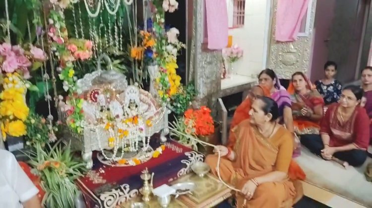 धूमधाम से मनाया गया सावन झूला उत्सव 