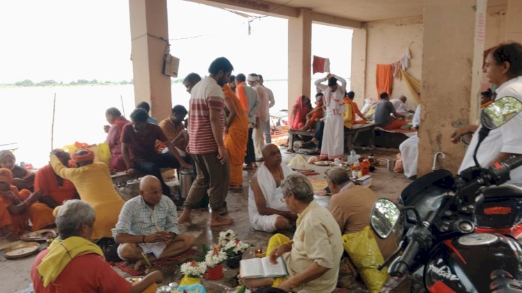 भरत कुंड में पिंडदान करने पहुंचे देश विदेश से लोग