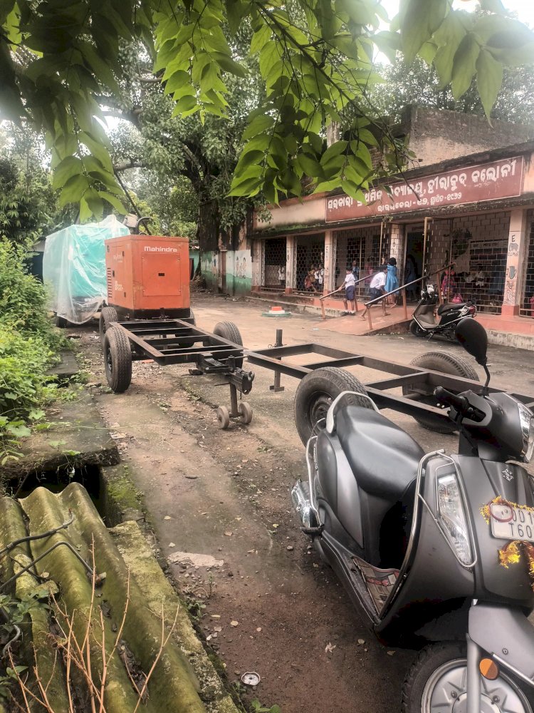 स्कूल परिसर में बडी जेनरेटर रखे जाने से बच्चों को खतरा 