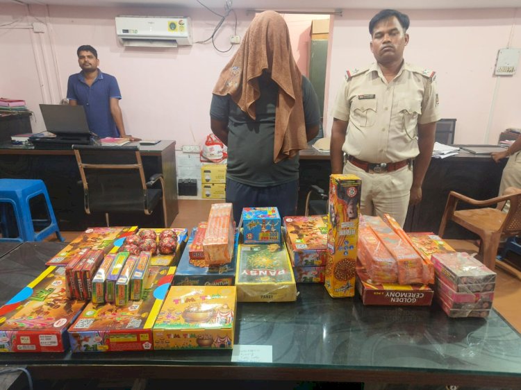 अवैध पटाका व्यवसायी पर पुलिस की कार्यवाही 