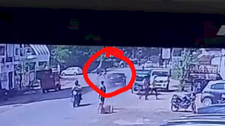 कार के धक्के से उछला मोटरसाइकिल