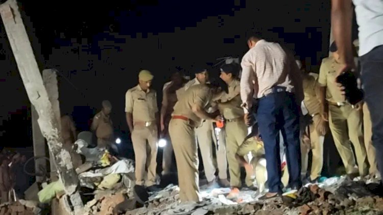 घर में ब्लास्ट होने से गिरा मकान मलवे में दबकर पाँच लोगों की मौत 