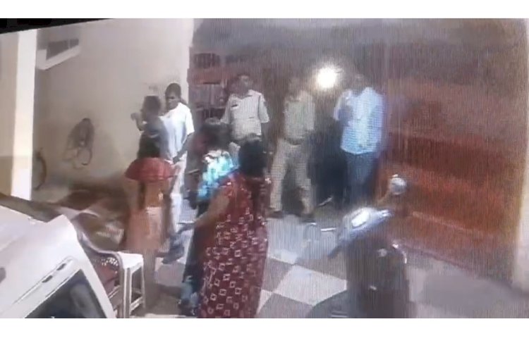 बिना सर्च वारंट के जबरन घर में घुसी पुलिस