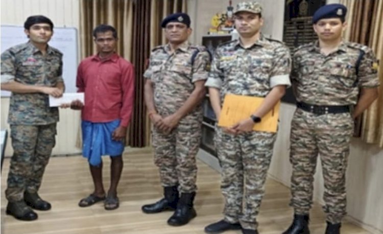 एक लाख के इनामी‌ नक्सली ने किया आत्मसमर्पण