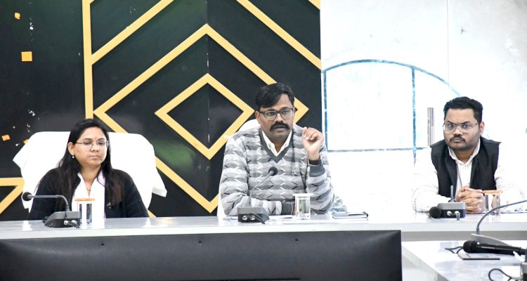 कलेक्टर ने समिति प्रबंधकों की ली बैठक