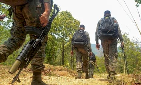 नक्सलियों के साथ मुठभेड़ में तीन जवान शहीद दो घायल