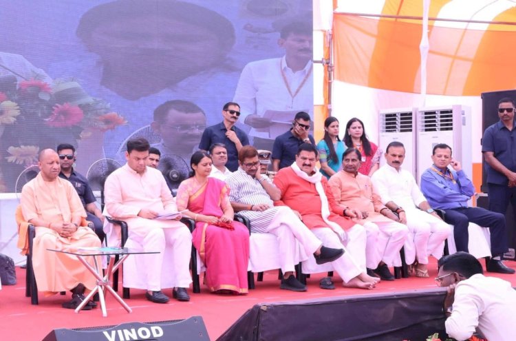 मुख्यमंत्री योगी आदित्यनाथ ने किया कम्पोजिट विद्यालय का उद्घाटन