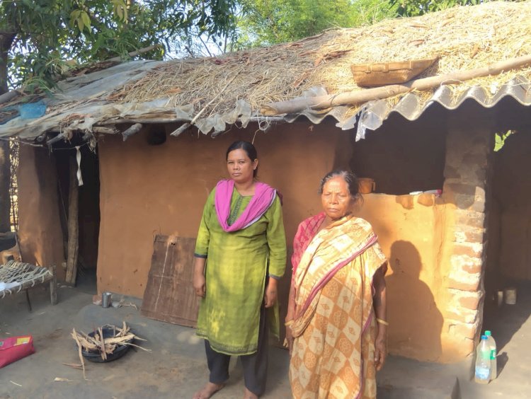 आवास योजना से बंचित दस कठीया कलाकार का परिवार