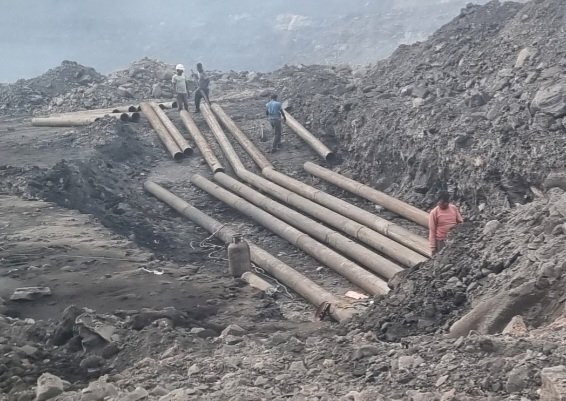 बिना सेफ्टी जैकेट और हेलमेट के काम चल रहा है