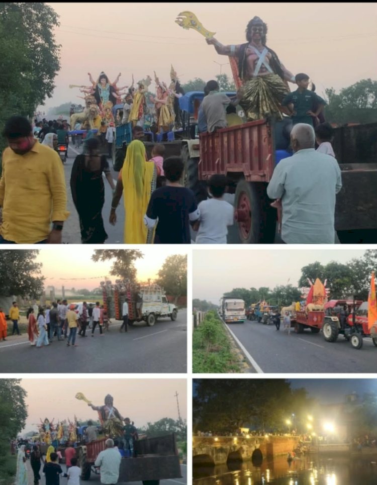 मां दुर्गा की विदाई पर भावुक हुए श्रद्धालु मनोरमा तट पर उमड़ा आस्था का जन सैलाब